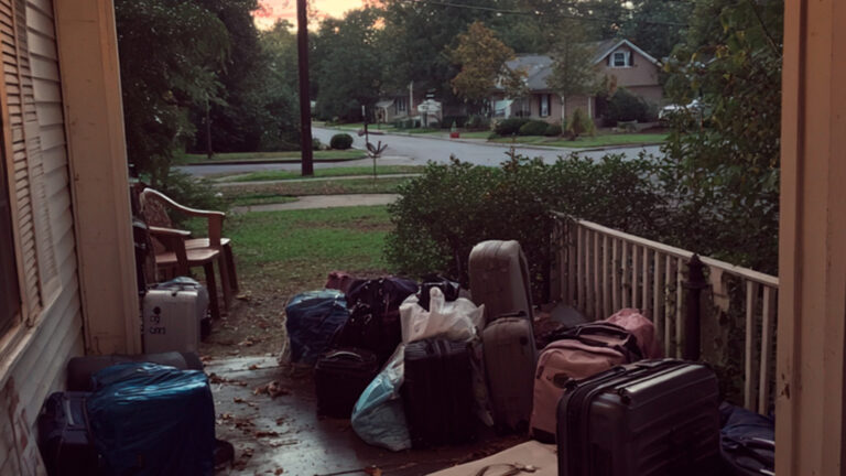 La hermana de mi esposo se mudó aquí tras divorciarse — Un día llegué a casa y encontré mis cosas tiradas por la ventana