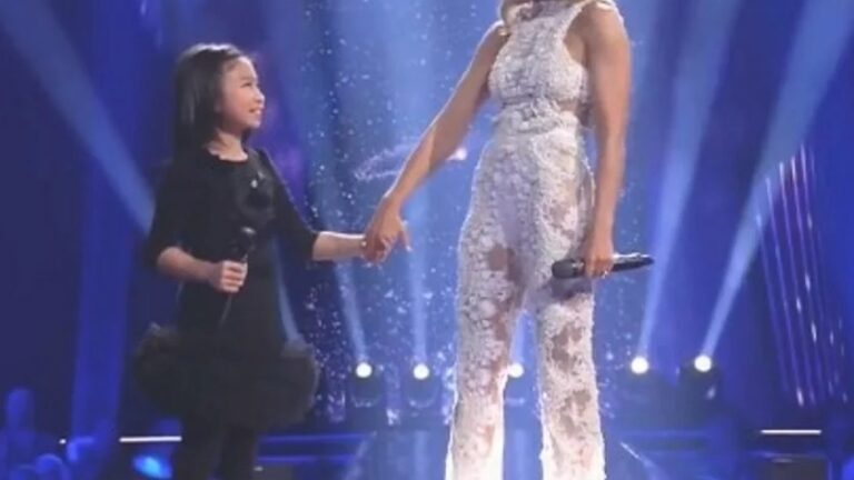 The superstar asks a little girl to sing “You Raise Me Up”. Seconds later, the girl brings down the house