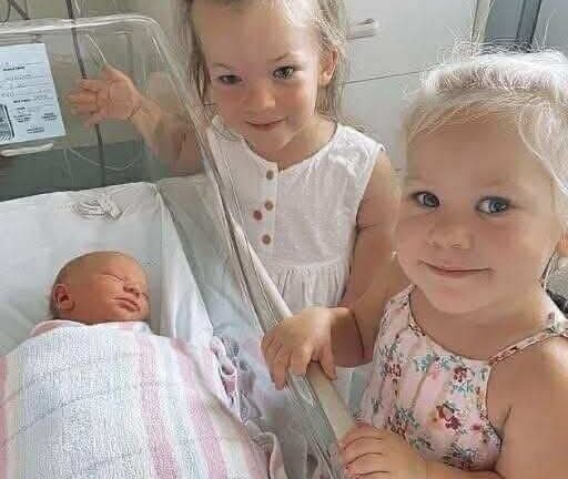 Couple with Dwarfism Builds a Beautiful Family of Five