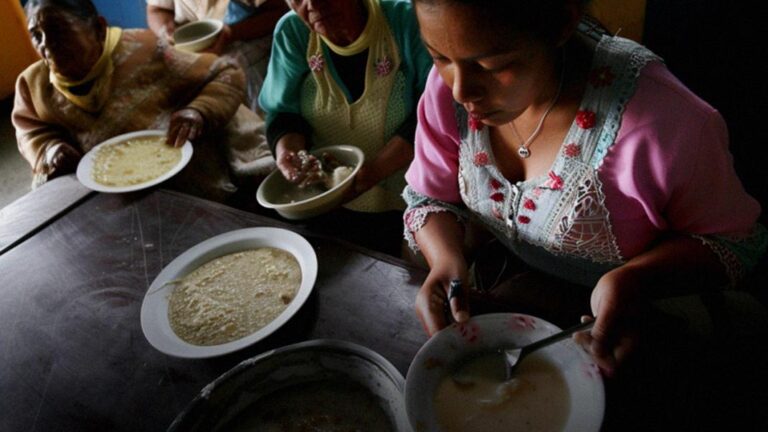 Pobre enfermera cuida a 4 hermanas ancianas: se entera de su testamento cuando todas mueren – Historia del día